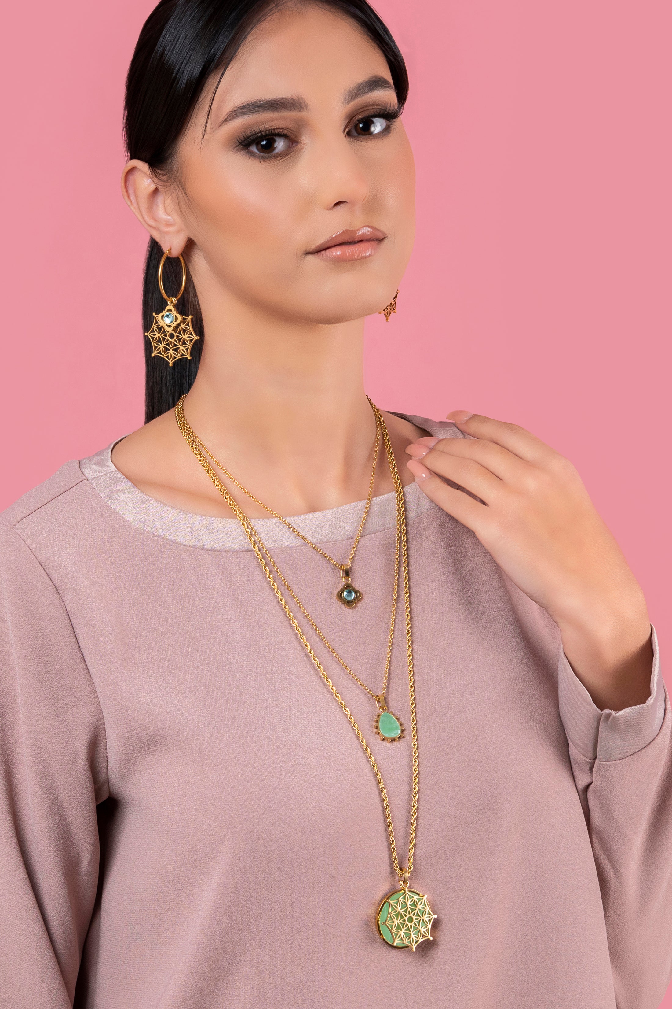 Sannat Lace Hollow Pendant & Peridot Stone Pendant Gift Set