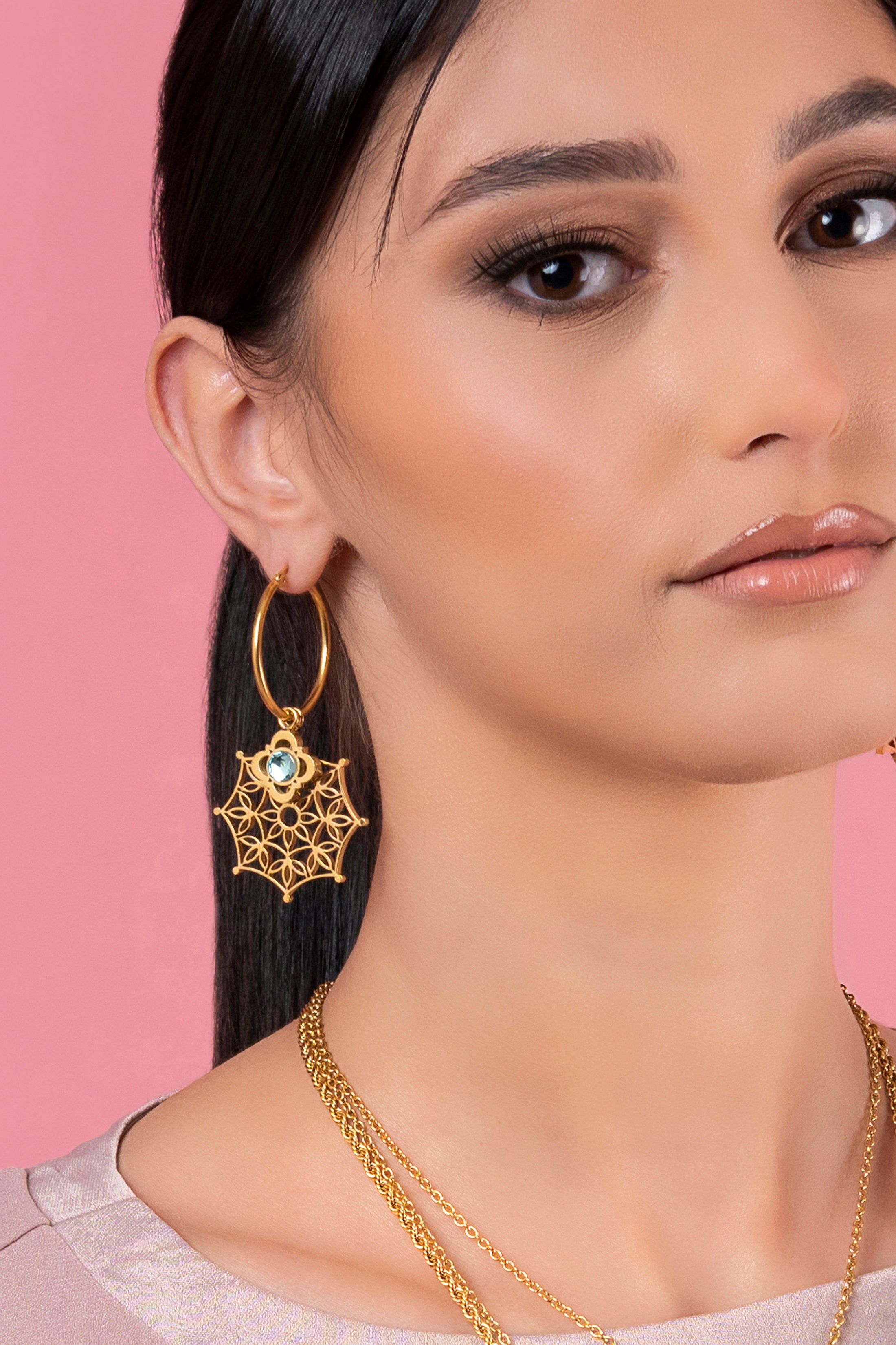 Sannat Lace Hollow Pendant & Peridot Stone Pendant Gift Set