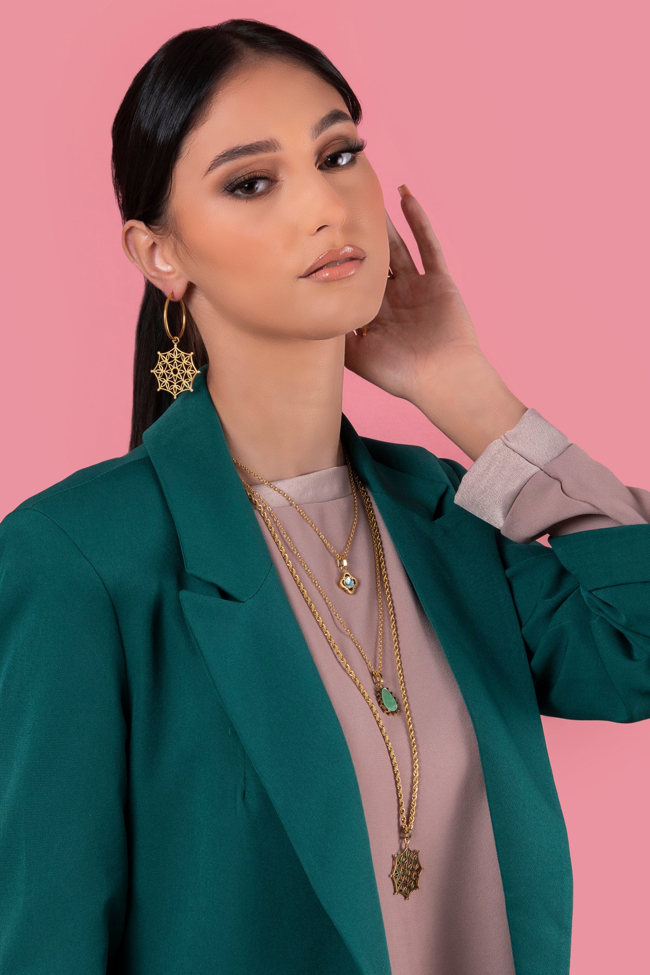 Sannat Lace Hollow Pendant & Peridot Stone Pendant Set