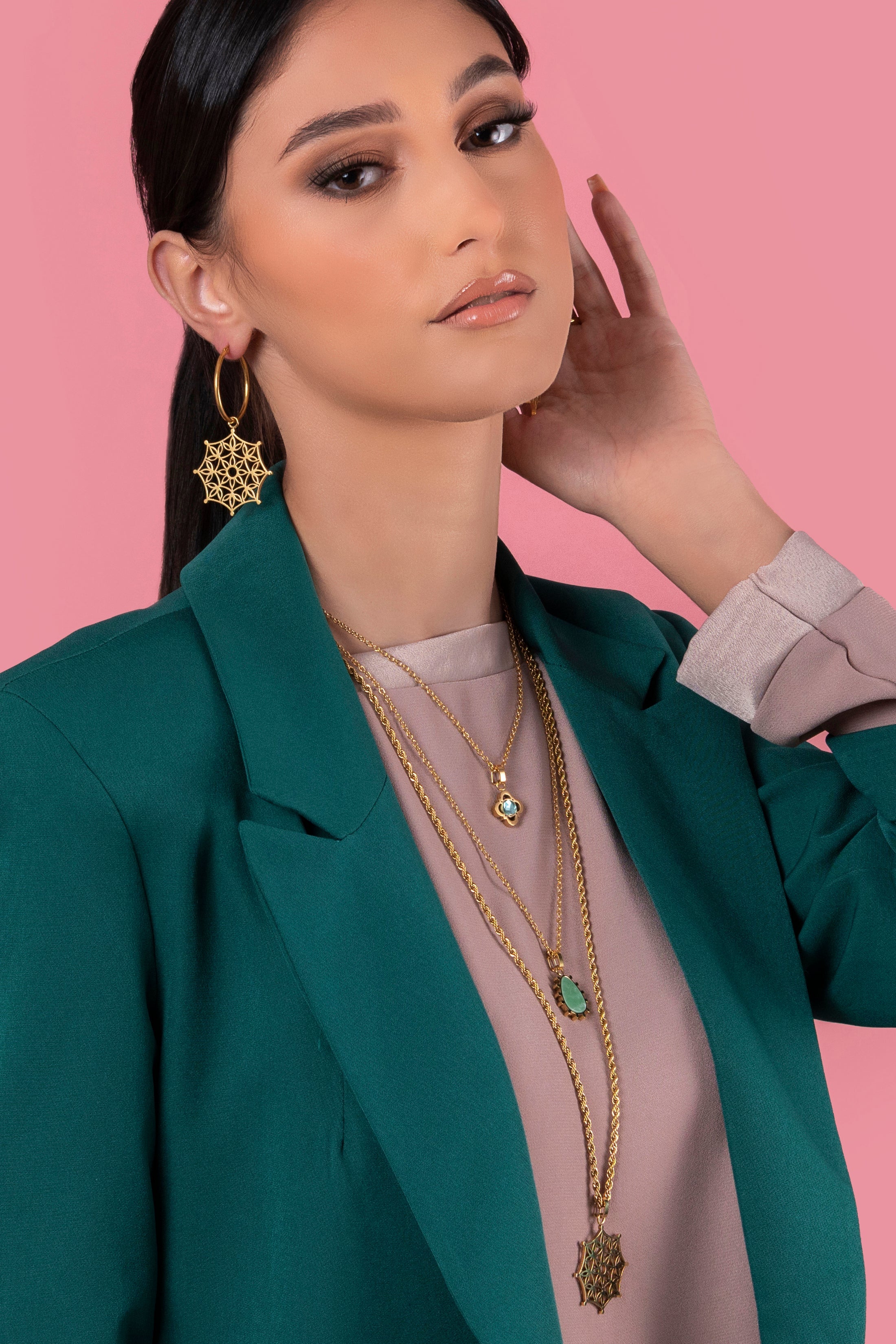 Sannat Lace Hollow Pendant & Peridot Stone Pendant Set