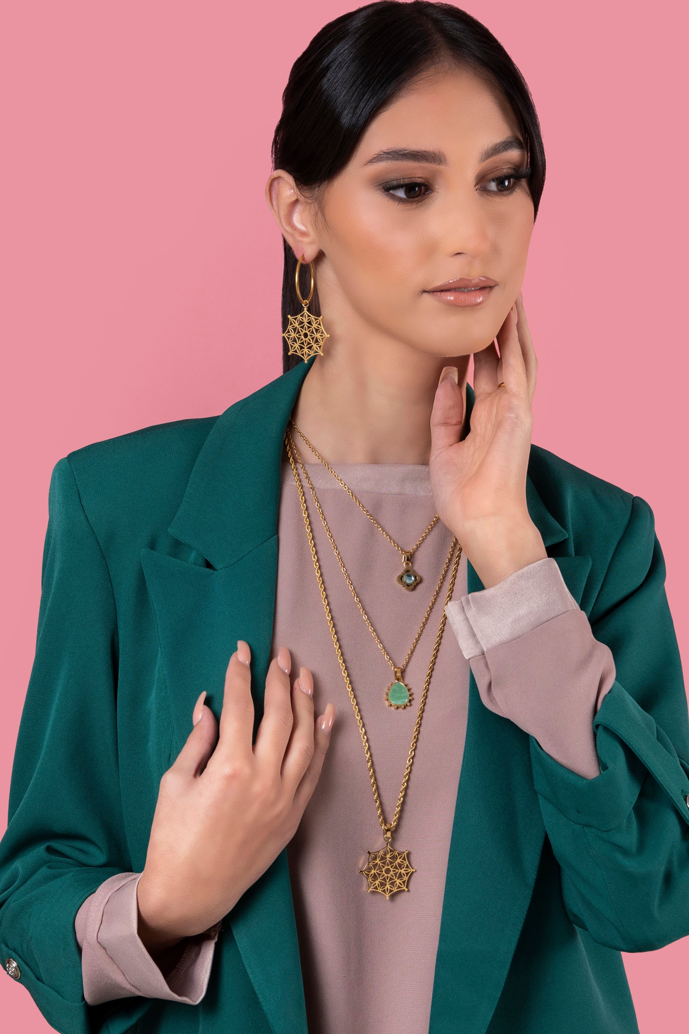 Sannat Lace Hollow Pendant & Peridot Stone Pendant Set