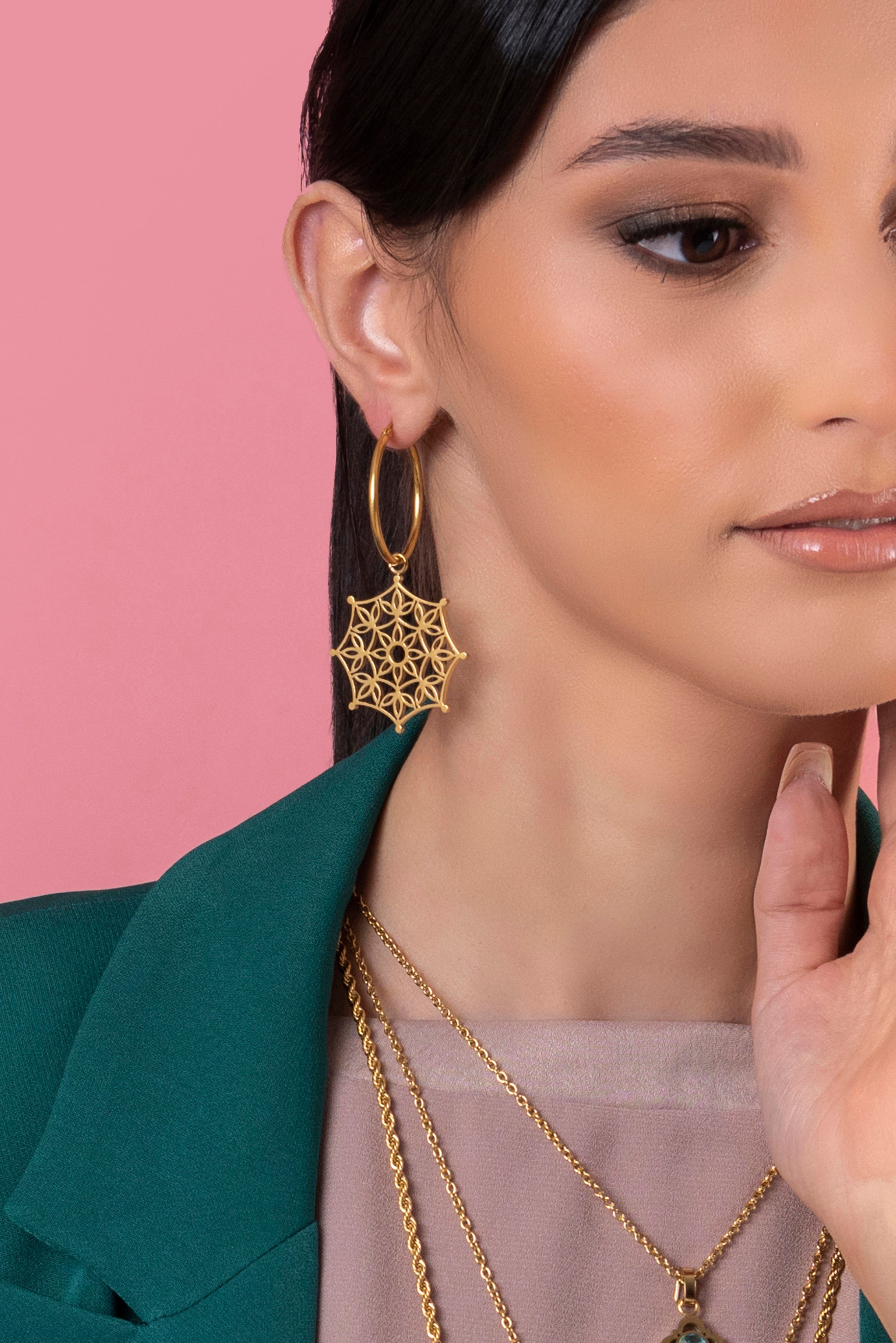 Sannat Lace Hollow Pendant & Peridot Stone Pendant Set