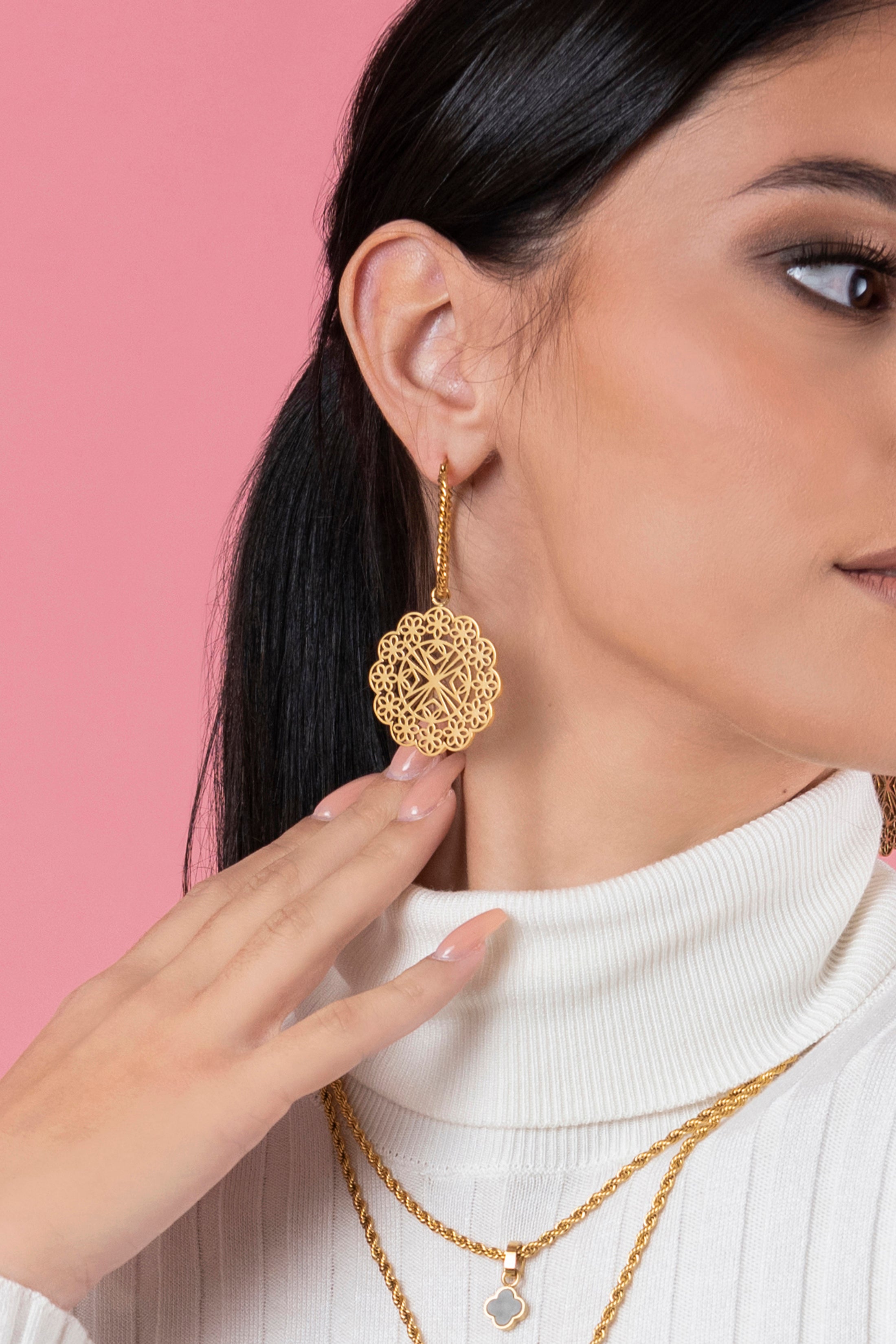 Xlendi Lace Hollow Pendant