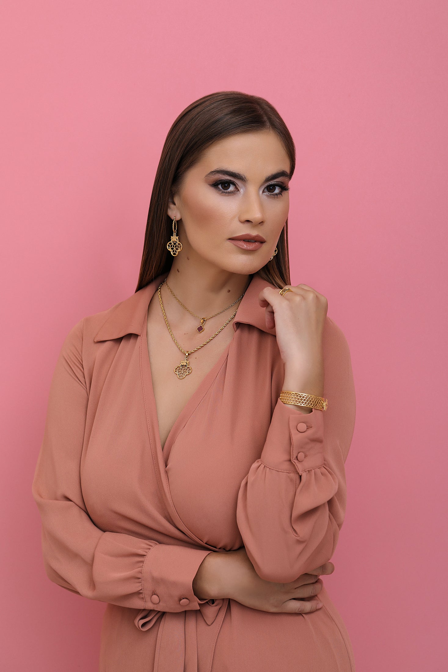 Reġina Carisma Logo Pendant Earring Set