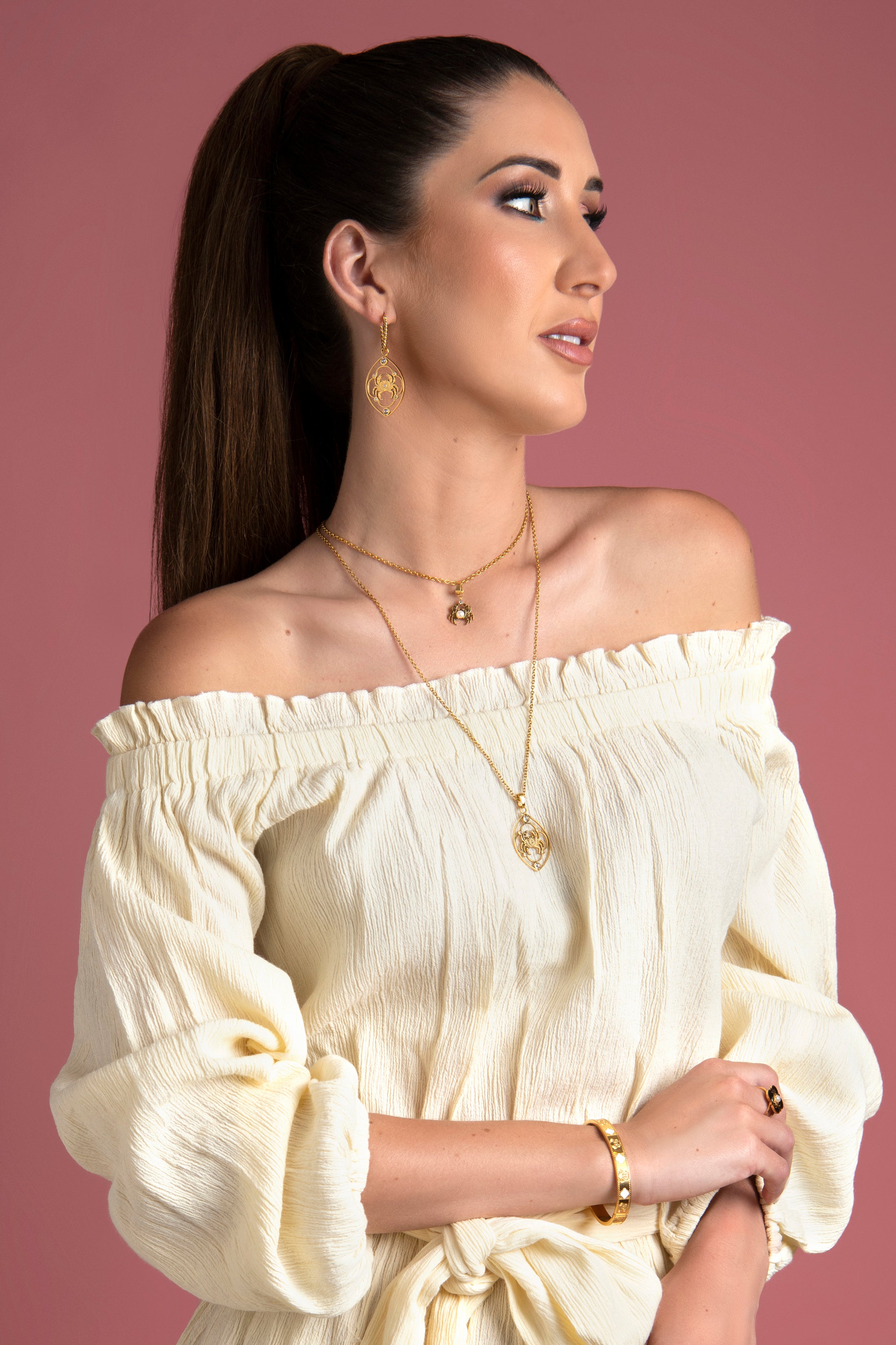 Qabru Zirconia Hollow Pendant