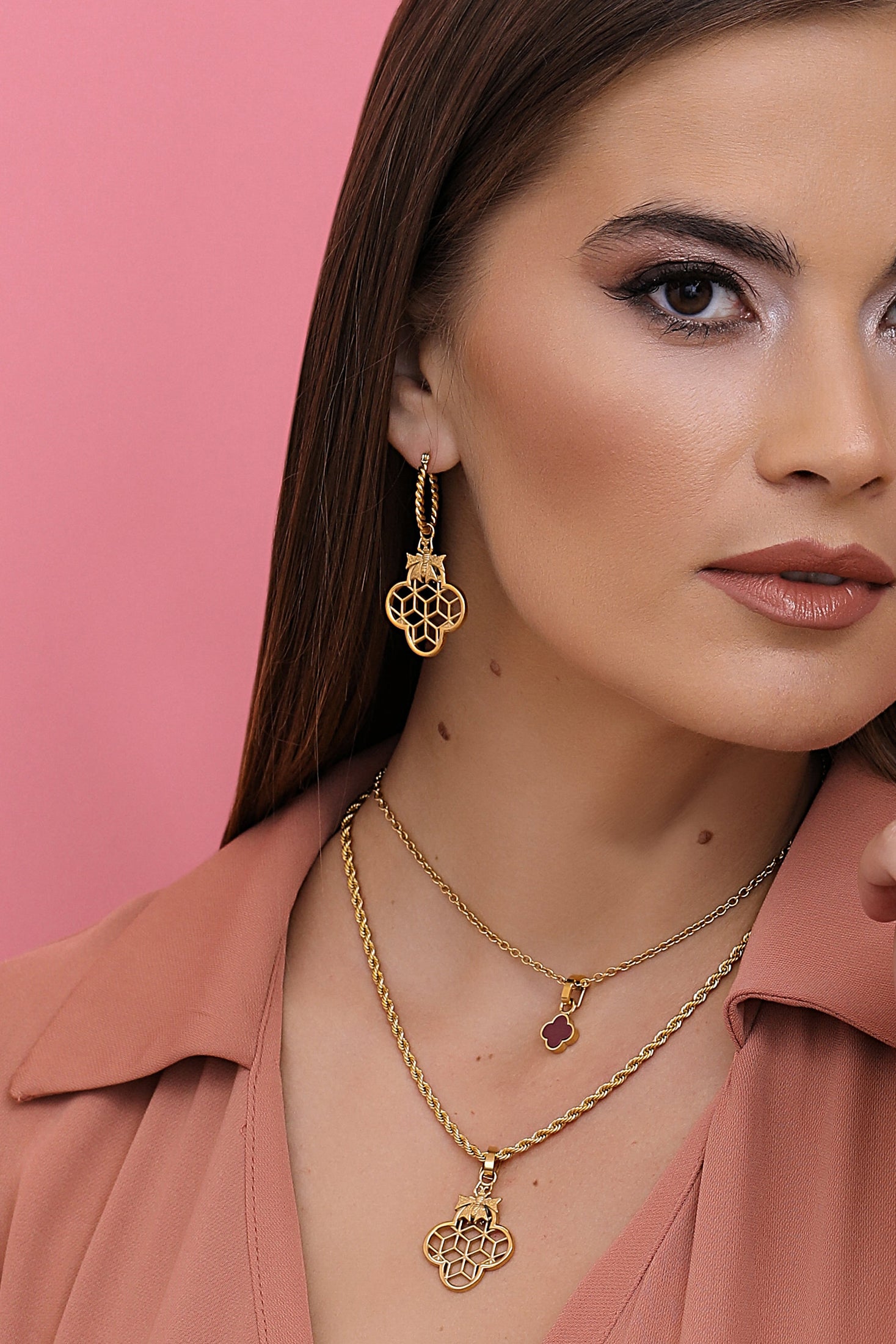 Reġina Carisma Logo Pendant Earring Set