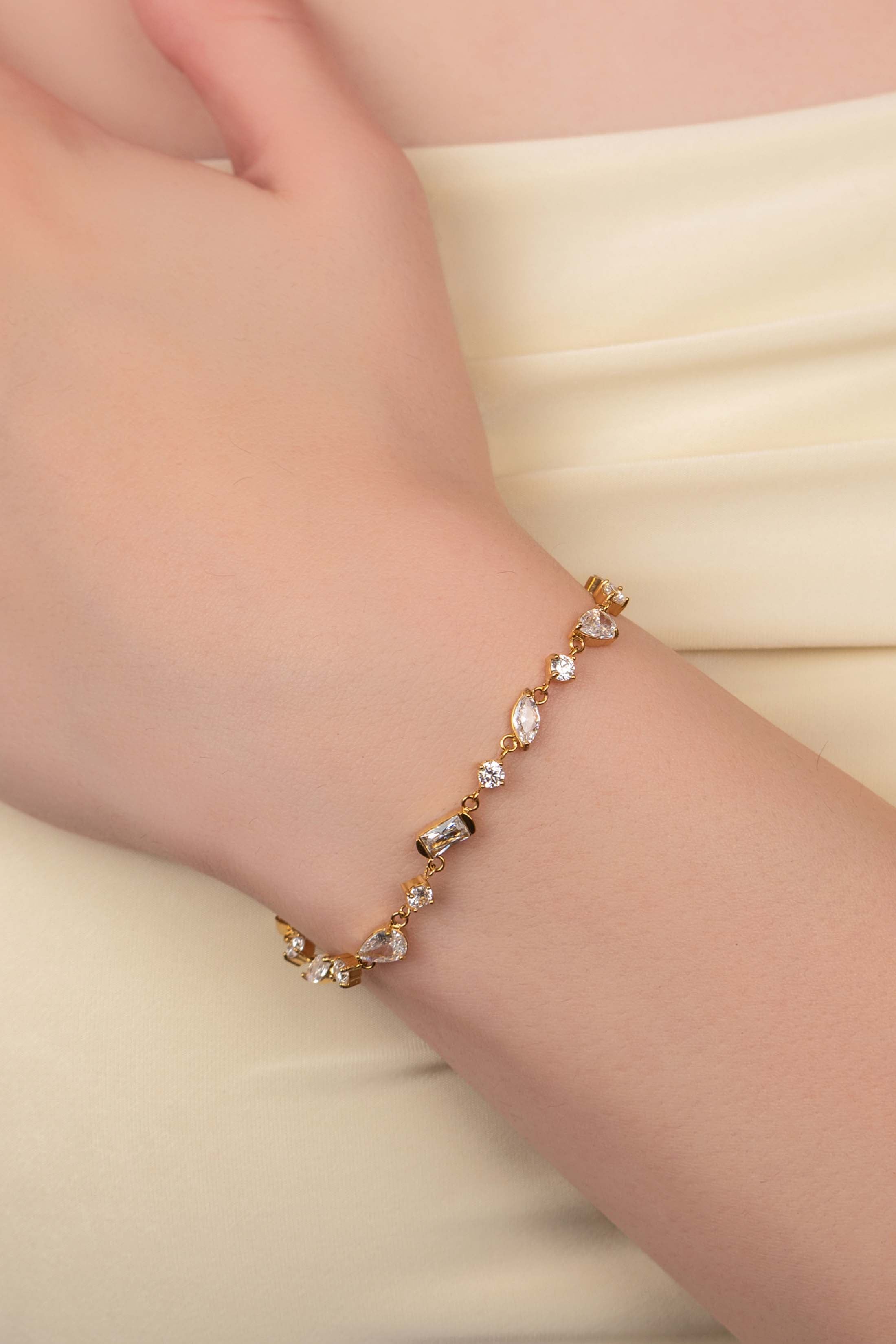 Rhéa Stud Earrings &amp; Bracelet Gift Set