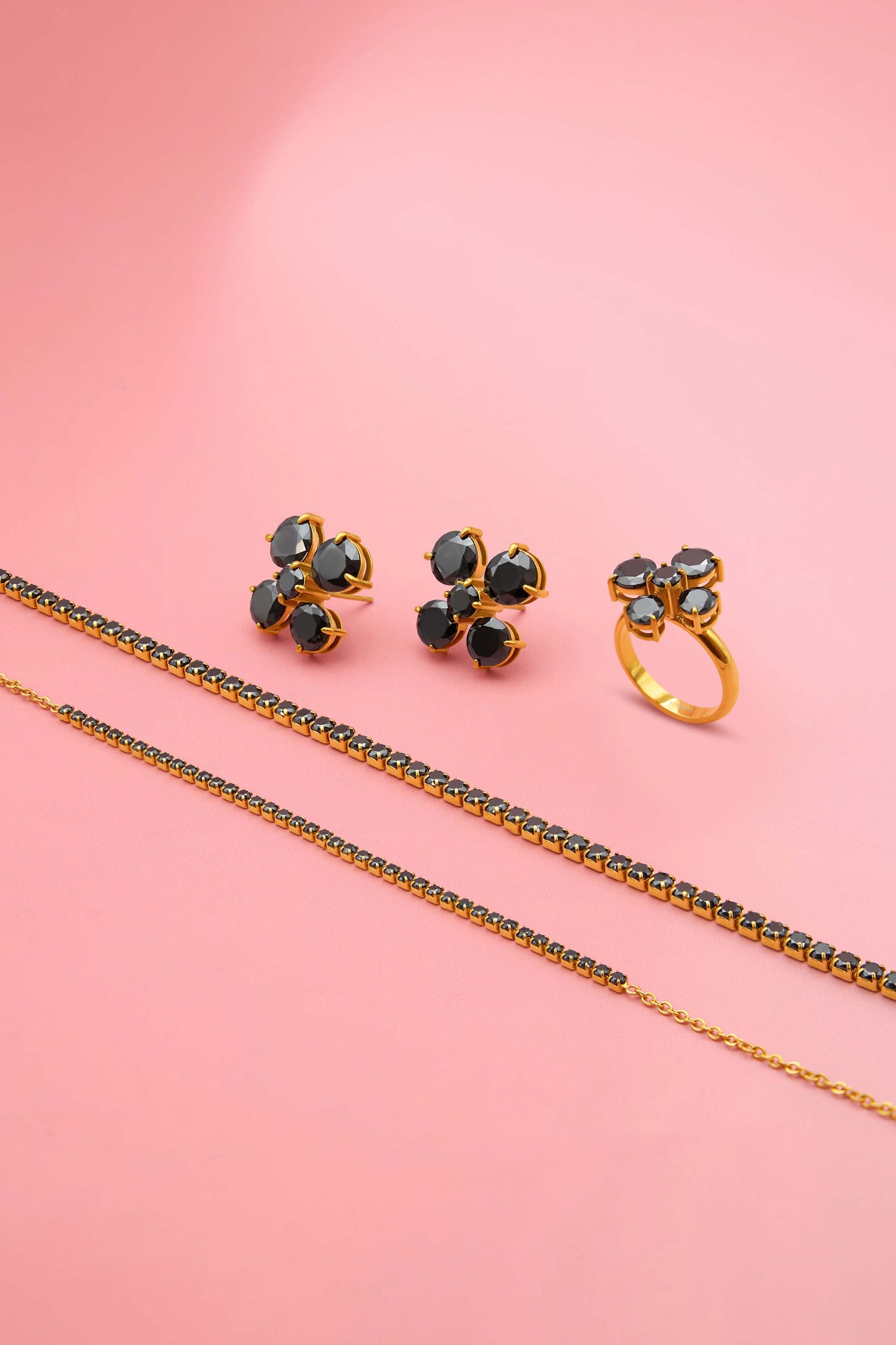 Tnabbret Earring Set