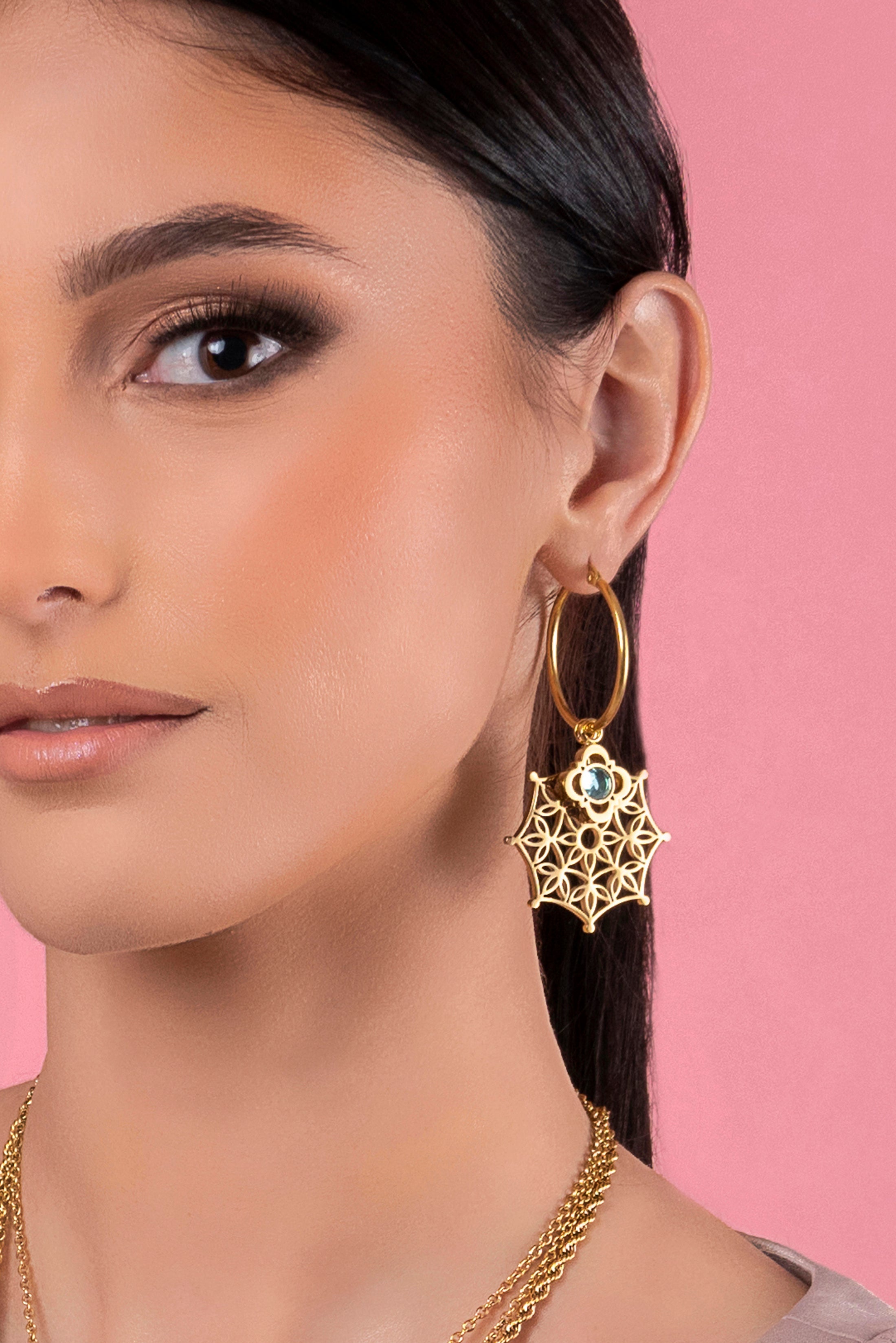 Sannat Lace Hollow Pendant &amp; Peridot Stone Pendant Set