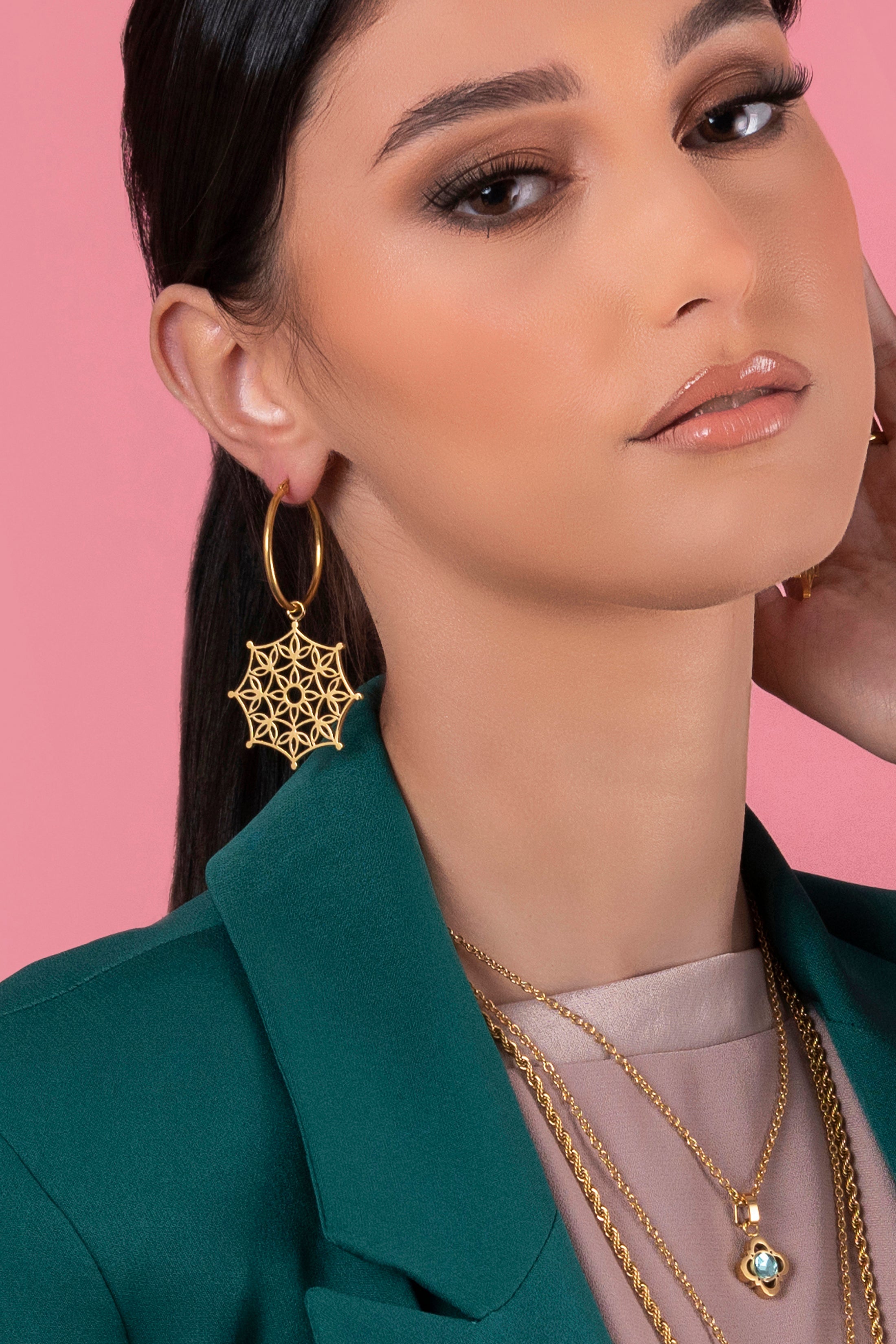 Sannat Lace Hollow Pendant &amp; Peridot Stone Pendant Set